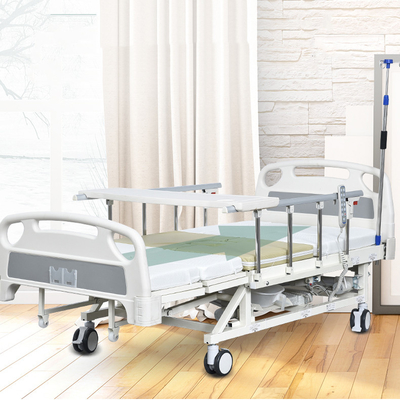Le lit pliable de patient hospitalisé de rambarde avec retournent les rails latéraux